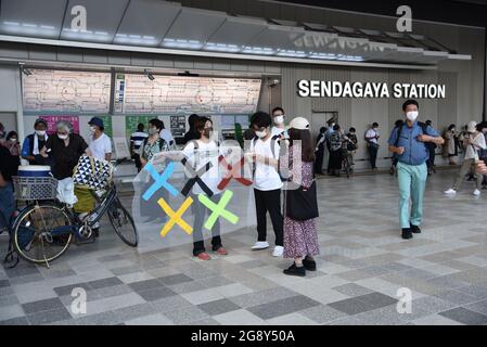 Tokio, Japan - 23. Juli 2021 : EIN Protestler mit einem Schild, eine Demonstration zur Beendigung der Olympischen Spiele in Tokio 2020 Stockfoto
