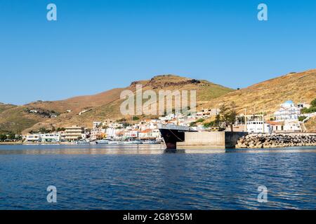 CORESSIA, Griechenland, 05.06.2019. Coressia Marina auf der Insel Kea, Kykladen, Griechenland, mit angedockten Segelbooten, Fischerbooten und Fähren. Stockfoto