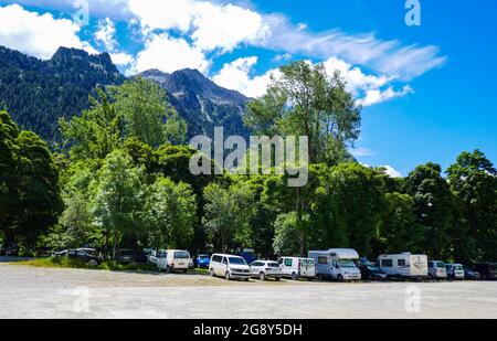 Geparkte Fahrzeuge auf einem riesigen Parkplatz in Panticosa, Huesca, Spanien, den spanischen Pyrenäen, den Pyrenäen Stockfoto