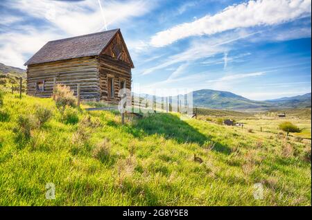 Alte verlassene Blockhütte in den Bergen von Colorado Stockfoto