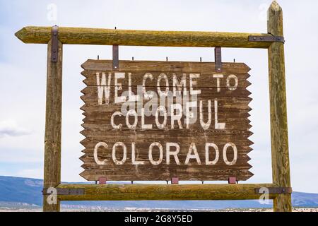 Willkommen zum farbenfrohen Colorado-Schild an der Grenze zwischen Colorado und Utah. Stockfoto