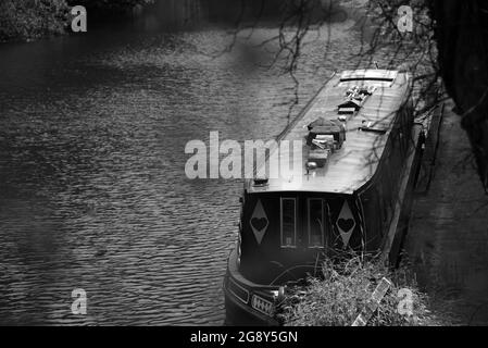 Ein Narrowboot, das am alten Bootshaus auf dem wunderschönen Basingstoke Canal in Ash-Pale in Surrey festgemacht ist Stockfoto