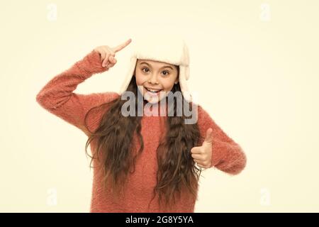 In Bezug auf Materialien. weihnachten Urlaub Aktivität. Kind gemütlichen Pullover isoliert auf weiß. Kaltes Winterwetter. Warme Kleidung und Accessoire Mode für Kinder Stockfoto