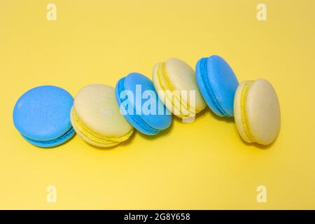 Makkaroni-Kekse liegen auf einem gelben Hintergrund, süßes Gebäck Stockfoto