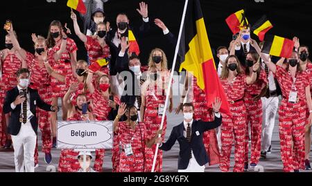 Der belgische Athlet Nafissatou Nafi Thiam und der belgische Eishockeyspieler Felix Denayer tragen die belgische Flagge während der Eröffnungszeremonie der 'Tokyo 2020 Stockfoto