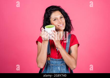 Happy girl halten Tee-Tasse. Guten Morgen. trinken Morgenkaffee. Laden Sie mit der Energie des Kaffees. Trinken energetische Getränk. Frau mit Milchbecher. Tasse Stockfoto