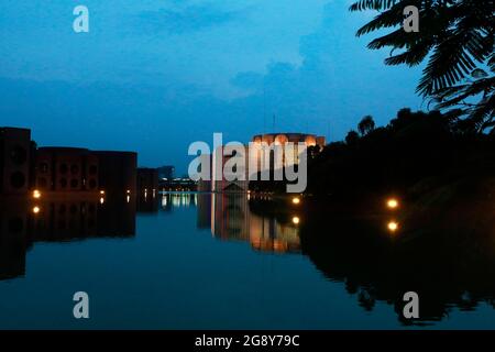 Dhaka, Bangladesch - 20. Juli 2021: Bangladesh National Parliament House, befindet sich in Sher-e-Bangla Nagar in Dhaka. Entworfen vom Architekten yale Universit Stockfoto