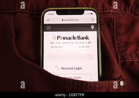 KONSKIE, POLEN - 22. Juli 2021: Die Website der Pinnacle Bank wird auf dem Mobiltelefon angezeigt Stockfoto