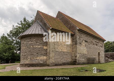 Alte Steinkirche aus dem frühen 12. Jahrhundert, Borrie, Schweden, 16. Juli 2021 Stockfoto