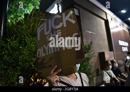 Tokio, Japan - 23. Juli 2021 : Protestler hält ein Plakat, eine Demonstration zur Beendigung der Olympischen Spiele 2020 in Tokio wegen eines Coronavirus-Notfalls Stockfoto