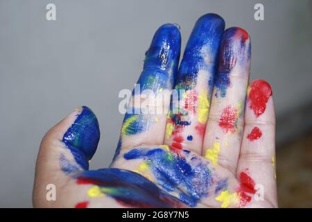 Urlaub bunt eine Dame Hand auf weißem Hintergrund Stockfoto