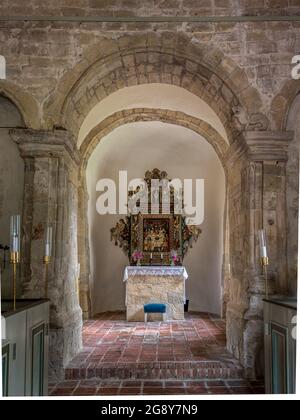 Antiker Steinbogen und Altar in einer kleinen Kapelle, Borrie, Schweden, 16. Juli 2021 Stockfoto