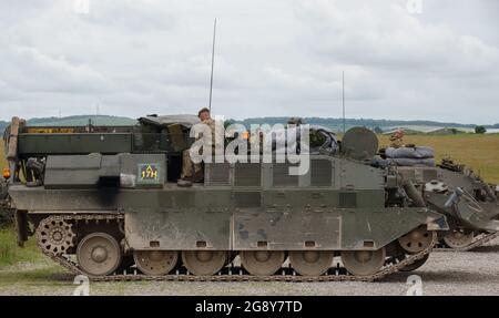 Nahaufnahme eines Challenger Armored Repair and Recovery Vehicle (CRARRV) der britischen Armee bei einer militärischen Trainingsübung in der salisbury-Ebene in wiltshire Stockfoto