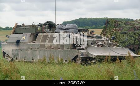 Nahaufnahme eines Challenger Armored Repair and Recovery Vehicle (CRARRV) der britischen Armee bei einer militärischen Trainingsübung in der salisbury-Ebene in wiltshire Stockfoto