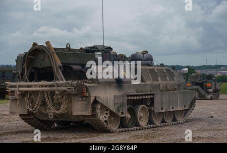 Nahaufnahme eines Challenger Armored Repair and Recovery Vehicle (CRARRV) der britischen Armee bei einer militärischen Trainingsübung in der salisbury-Ebene in wiltshire Stockfoto