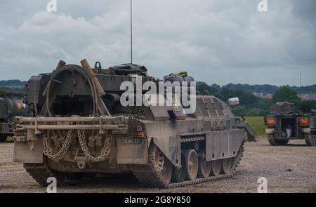 Nahaufnahme eines Challenger Armored Repair and Recovery Vehicle (CRARRV) der britischen Armee bei einer militärischen Trainingsübung in der salisbury-Ebene in wiltshire Stockfoto