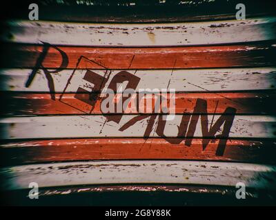 REDRUM auf einem rot-weißen verzerrten Hintergrund geschrieben Stockfoto