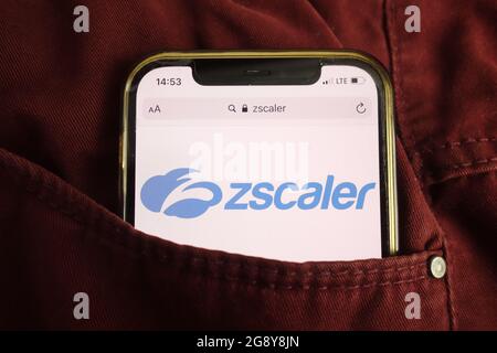 KONSKIE, POLEN - 22. Juli 2021: Das Zscaler Inc-Logo wird auf dem Mobiltelefon angezeigt Stockfoto