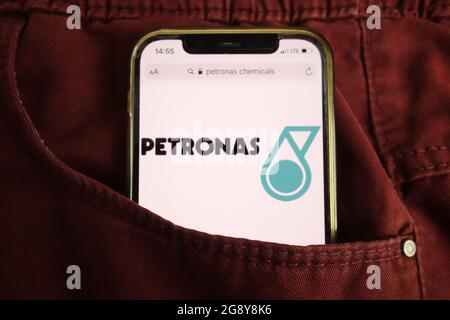 KONSKIE, POLEN - 22. Juli 2021: Petronas Firmenlogo auf dem Mobiltelefon angezeigt Stockfoto