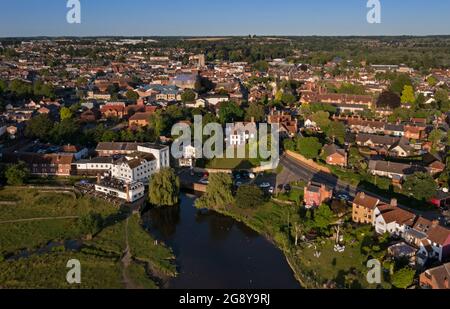 Blick über den Fluss Stour auf Wasserwiesen zum Mill Hotel und der Marktstadt Sudbury, Suffolk, England, Geburtsort von Thomas Gainsborough Stockfoto