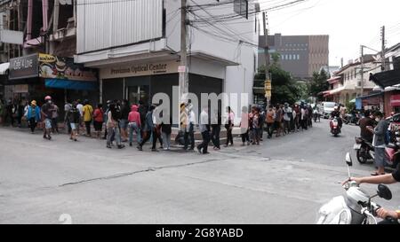 Food Handout Line für arbeitslose Arbeitslose in Pattaya Thailand Stockfoto