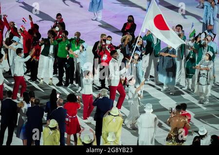 Tokio, Japan. Juli 2021. TOKIO, JAPAN - 23. JULI: Rui Hachimura und Yui Susaki tragen die japanische Nationalflagge während der Eröffnungszeremonie der Olympischen Spiele 2020 in Tokio am 23. Juli 2021 im Olympiastadion (Foto von Yannick Verhoeven/Orange Picics) NOCNSF ATLETIEKUNIE Credit: Orange Pics BV/Alamy Live News Stockfoto