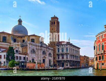 Schöne Aussicht auf die Kirche des Hl. Hieronymus oder San Gemeria am Canale Grande, Venedig, Italien. Prominente Wahrzeichen Gehäuse bleibt von St. Lucy, bei Tageslicht Stockfoto