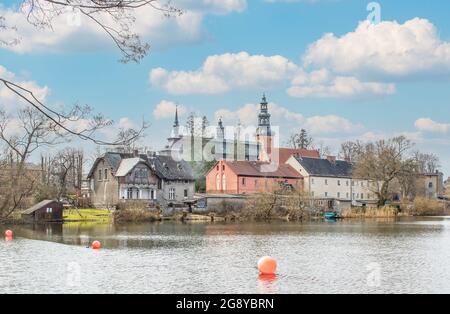Kartuzy liegt nur 30 km von Danzig entfernt und ist ein kleines Dorf, das vom imposanten Kartäuserkloster dominiert wird, das im 14. Jahrhundert erbaut wurde Stockfoto