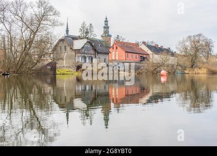 Kartuzy liegt nur 30 km von Danzig entfernt und ist ein kleines Dorf, das vom imposanten Kartäuserkloster dominiert wird, das im 14. Jahrhundert erbaut wurde Stockfoto