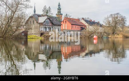 Kartuzy liegt nur 30 km von Danzig entfernt und ist ein kleines Dorf, das vom imposanten Kartäuserkloster dominiert wird, das im 14. Jahrhundert erbaut wurde Stockfoto