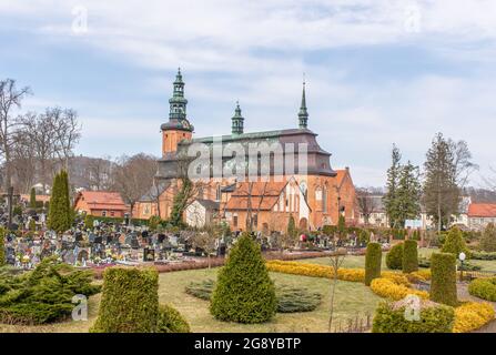 Kartuzy liegt nur 30 km von Danzig entfernt und ist ein kleines Dorf, das vom imposanten Kartäuserkloster dominiert wird, das im 14. Jahrhundert erbaut wurde Stockfoto