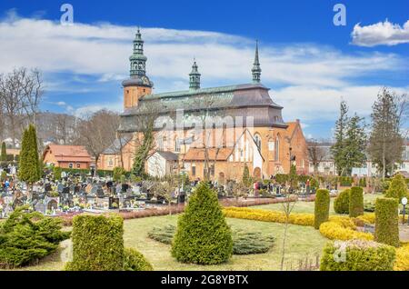 Kartuzy liegt nur 30 km von Danzig entfernt und ist ein kleines Dorf, das vom imposanten Kartäuserkloster dominiert wird, das im 14. Jahrhundert erbaut wurde Stockfoto