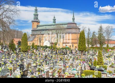Kartuzy liegt nur 30 km von Danzig entfernt und ist ein kleines Dorf, das vom imposanten Kartäuserkloster dominiert wird, das im 14. Jahrhundert erbaut wurde Stockfoto