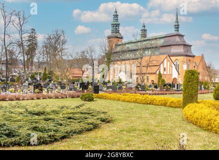 Kartuzy liegt nur 30 km von Danzig entfernt und ist ein kleines Dorf, das vom imposanten Kartäuserkloster dominiert wird, das im 14. Jahrhundert erbaut wurde Stockfoto