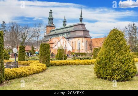 Kartuzy liegt nur 30 km von Danzig entfernt und ist ein kleines Dorf, das vom imposanten Kartäuserkloster dominiert wird, das im 14. Jahrhundert erbaut wurde Stockfoto