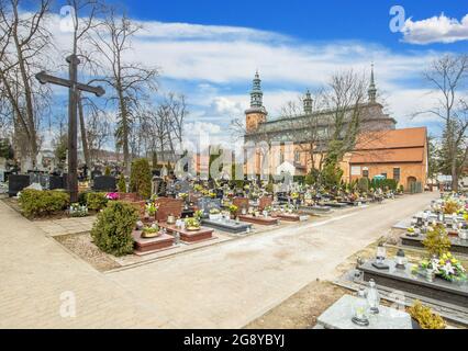 Kartuzy liegt nur 30 km von Danzig entfernt und ist ein kleines Dorf, das vom imposanten Kartäuserkloster dominiert wird, das im 14. Jahrhundert erbaut wurde Stockfoto