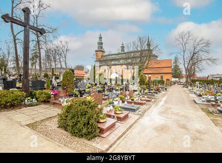 Kartuzy liegt nur 30 km von Danzig entfernt und ist ein kleines Dorf, das vom imposanten Kartäuserkloster dominiert wird, das im 14. Jahrhundert erbaut wurde Stockfoto