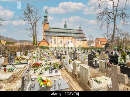 Kartuzy liegt nur 30 km von Danzig entfernt und ist ein kleines Dorf, das vom imposanten Kartäuserkloster dominiert wird, das im 14. Jahrhundert erbaut wurde Stockfoto