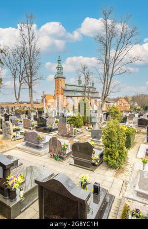 Kartuzy liegt nur 30 km von Danzig entfernt und ist ein kleines Dorf, das vom imposanten Kartäuserkloster dominiert wird, das im 14. Jahrhundert erbaut wurde Stockfoto
