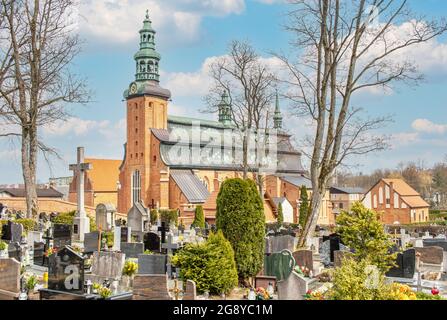 Kartuzy liegt nur 30 km von Danzig entfernt und ist ein kleines Dorf, das vom imposanten Kartäuserkloster dominiert wird, das im 14. Jahrhundert erbaut wurde Stockfoto