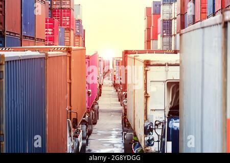 LKW, die auf ihn warten, um den Transport anzudocken Stockfoto