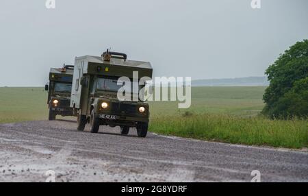 British Army Defender 130 Battle Field Ambulances in Aktion bei einer militärischen Übung, Wiltshire UK Stockfoto