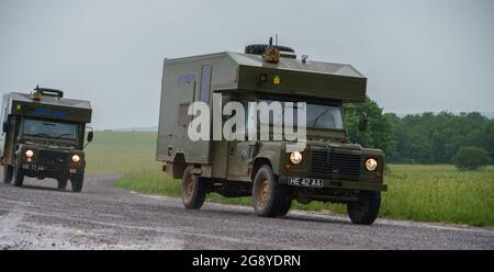 British Army Defender 130 Battle Field Ambulances in Aktion bei einer militärischen Übung, Wiltshire UK Stockfoto