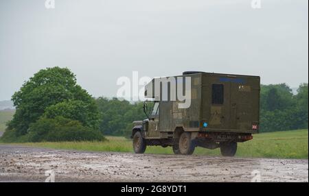 Eine britische Armee Defender 130 Battle Field Ambulance in Aktion bei einer militärischen Übung, Wiltshire UK Stockfoto