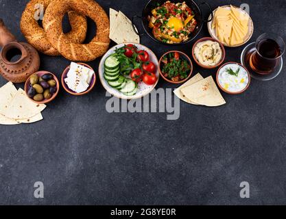 Traditionelles türkisches Frühstück mit Meze und Simit Stockfoto