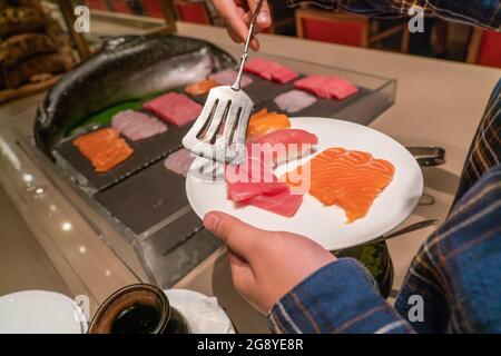 Köstlicher Lachs Sashimi auf dem weißen Teller Stockfoto