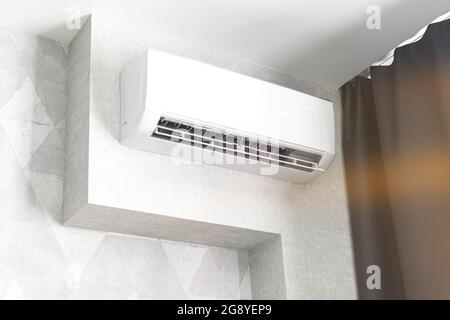 Klimaanlage auf weißen Wand Wohnzimmer Interieur, modernes Design-Konzept Hintergrund Stockfoto