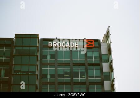 USA. August 2017. Fassade mit Logo am Hauptsitz des Netzwerk- und Speicherunternehmens Brocade im Silicon Valley, Santa Clara, Kalifornien, 17. August 2017. (Foto: Smith Collection/Gado/Sipa USA) Quelle: SIPA USA/Alamy Live News Stockfoto