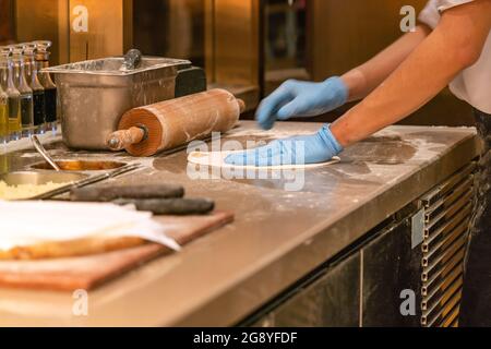 Pizzateig-Walzzubereitungen Stockfoto