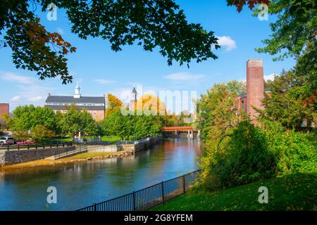 Belknap Mill am Opechee Bay Reservoir an 1 Mill Plaza in der Stadt Laconia, New Hampshire NH, USA. Stockfoto